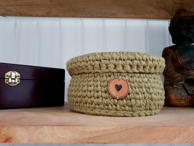 Gehaakt mandje met omslag - olijfgroen