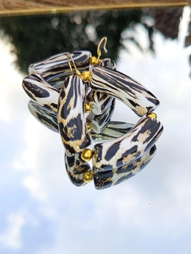 Boucles d&#039;oreilles perles tubes incurvées Indrani Cheeta