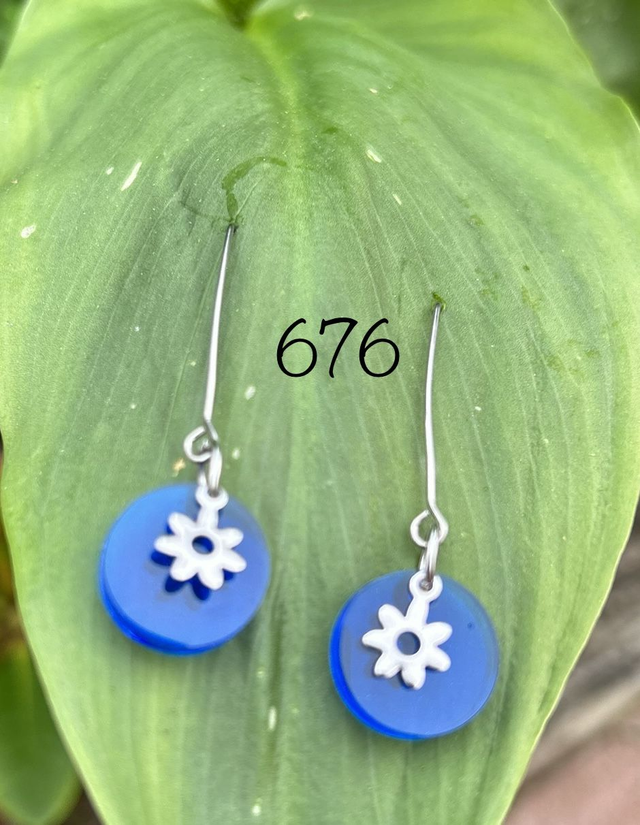 💙 Boucles d&#039;Oreilles Bleues Pop &amp; Petite Fleur – Réf. 676