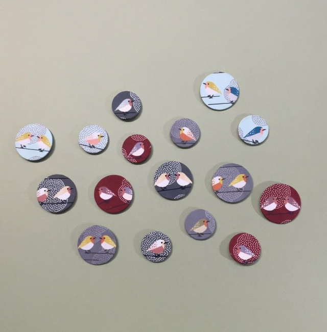 Broche ronde bordeaux oiseaux en carton et tissu imprimé