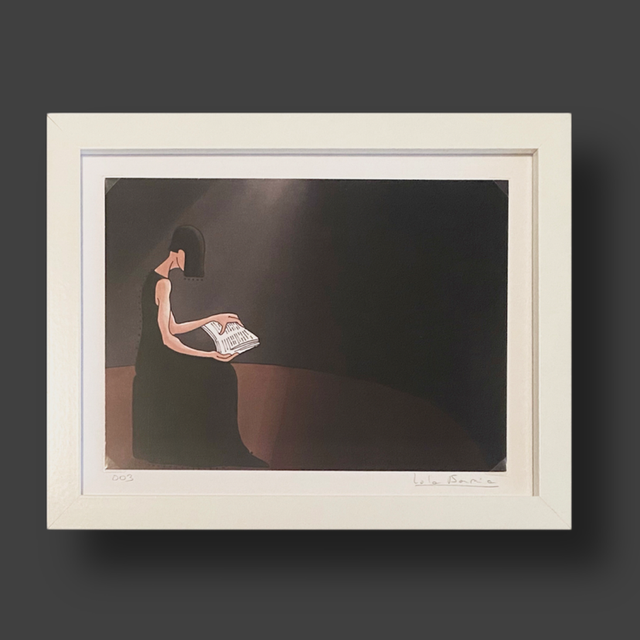 Ilustración Mujer leyendo en negro
