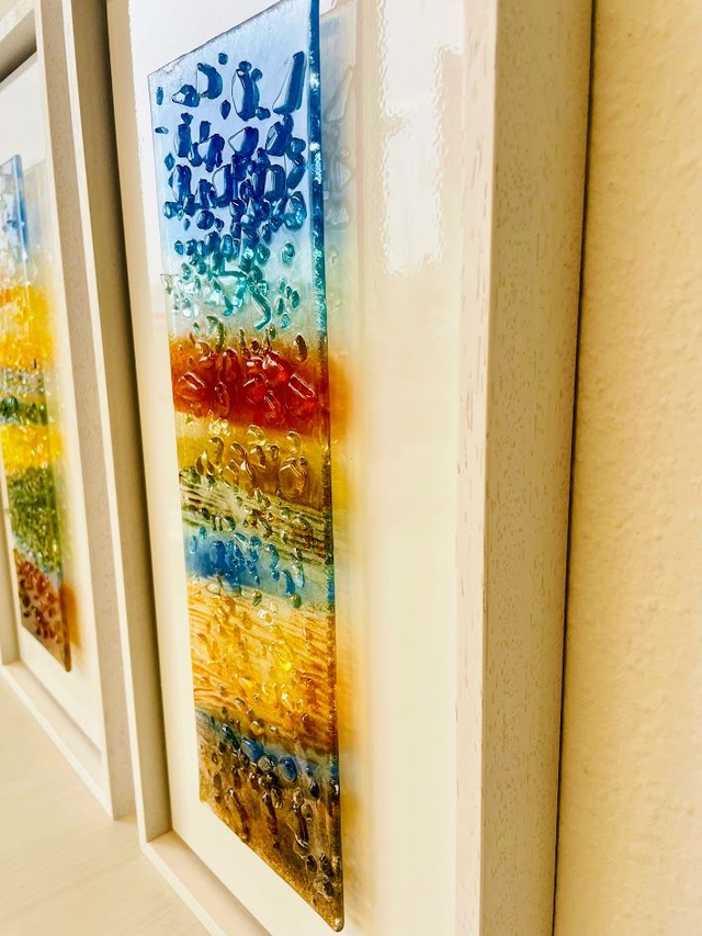 Strandkunst Glaspaneel 12x30 - op wit aluminium 20x40 - in wit houten baklijst 23x34 - Glasschildering met reliëf