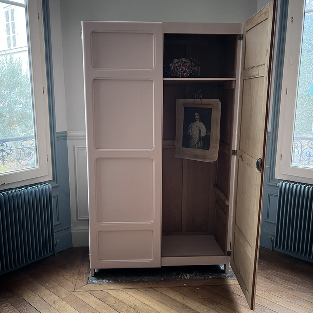 Armoire à panneaux rose pale