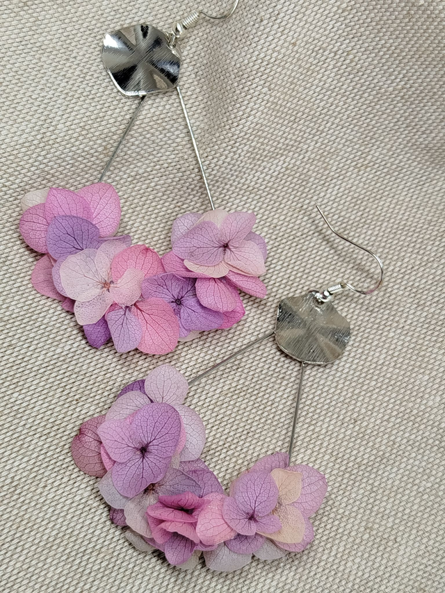 Boucles d'oreilles Nina en fleurs naturelles coloris violet