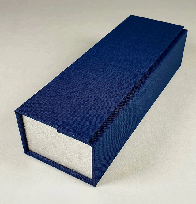 Etui à lunettes / Spectacle Case, A