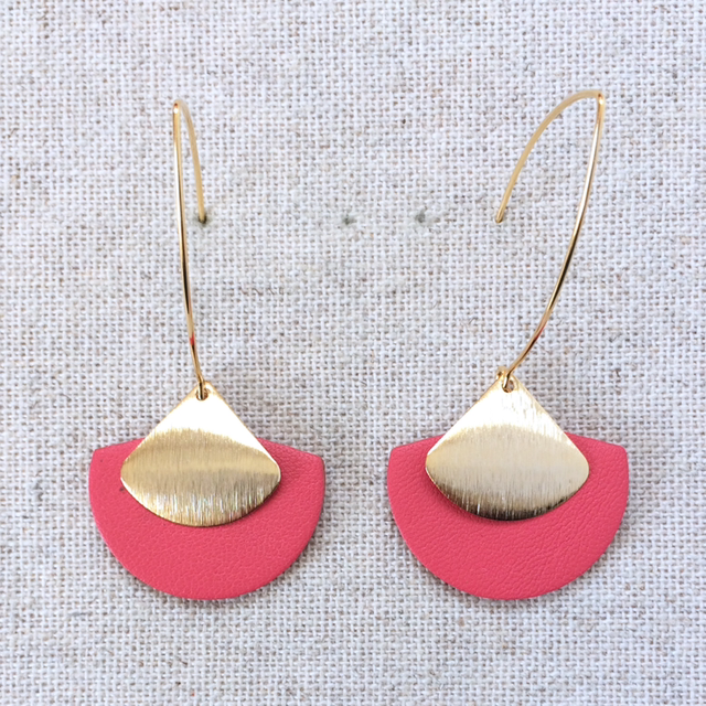 Boucles d’oreilles « Cymbales » dorées, cuir rose foncé
