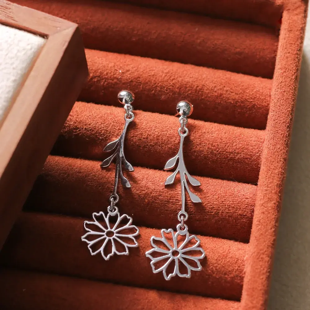 Brinco Longo Flor Vazada – Ródio