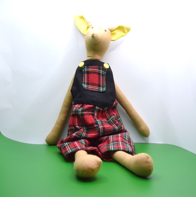 Fuchs Billy mit Tartan Latzhose