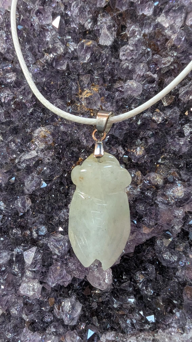 Pendentif cigale en Jade verte 