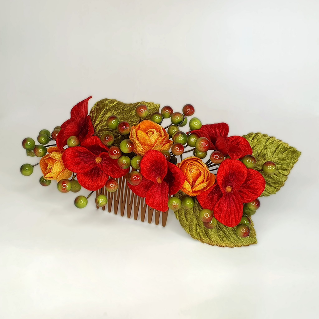 Peineta tocado de flores, hojas y bayas tonos verdes, naranjas y rojos Gigi