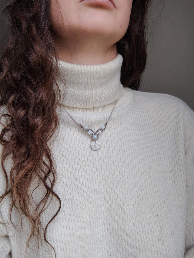 Lumière lunaire — collier micro-macramé 