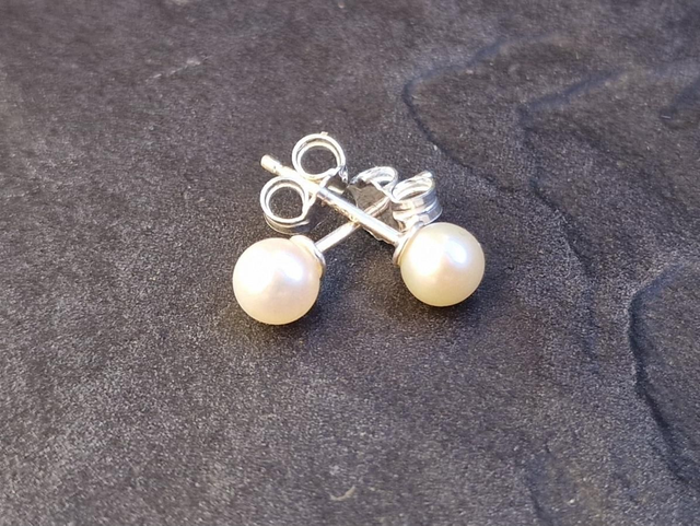 Freshwater 5mm Pearl &amp; 925 silver stud earrings Pair 