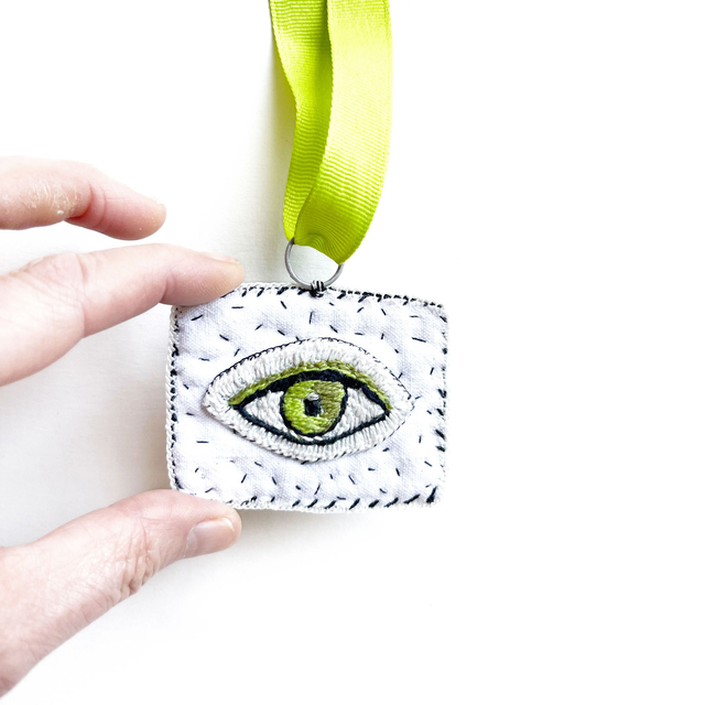 Œil brodé talisman