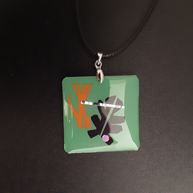 Pendentif carré collection ethnique fond vert et incrustation orange noir et argent