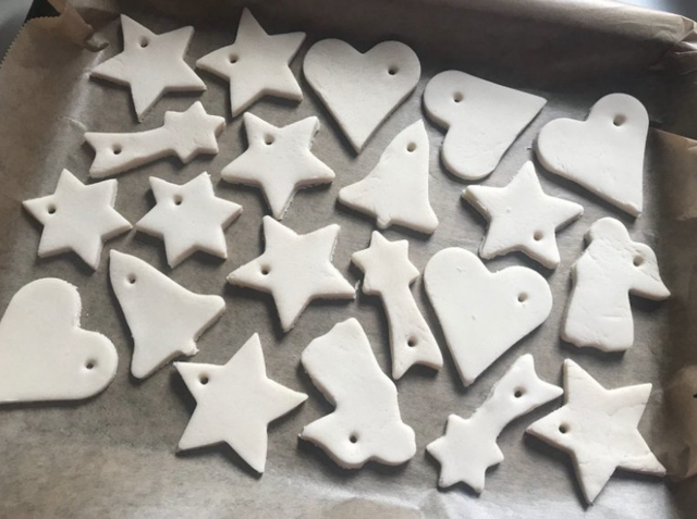 Enkel leverbaar in nov-dec: Kersthangertjes zoutdeeg (25 stuks- willekeurige vormpjes)