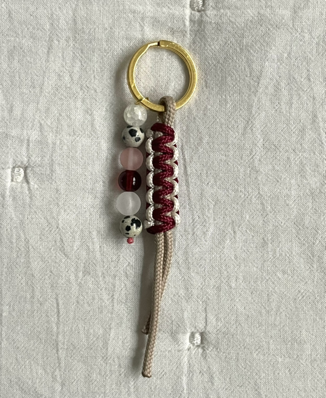 Schlüsselanhänger Dunkelrot, Beigetöne