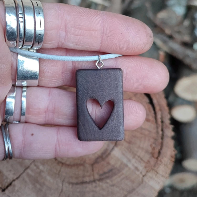 Pendentif Coeur en Bois de Loupe de Frêne stabilisé violet, Ajourage Coeur et Cordon Cuir