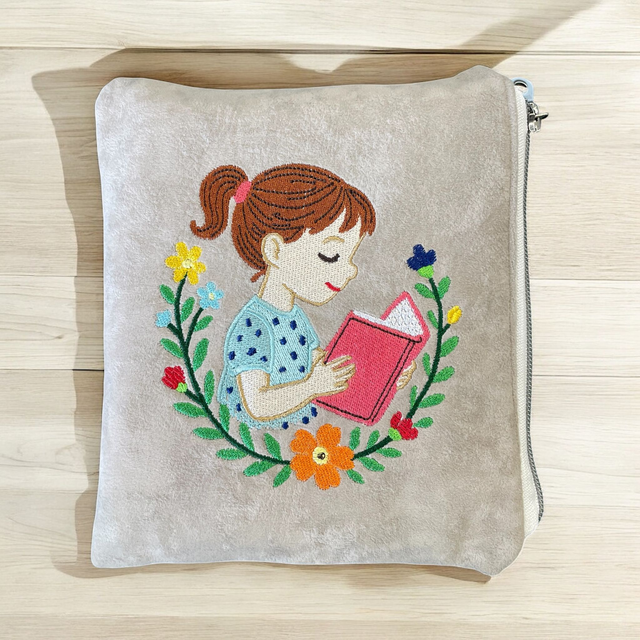 fichier broderie fille au livre - 3 Tailles / 12 Formats