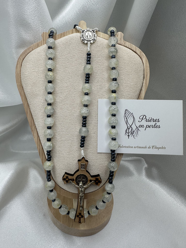 Chapelet artisanal en perles de verre & jade brisé doré – Croix Saint-Benoît en bois