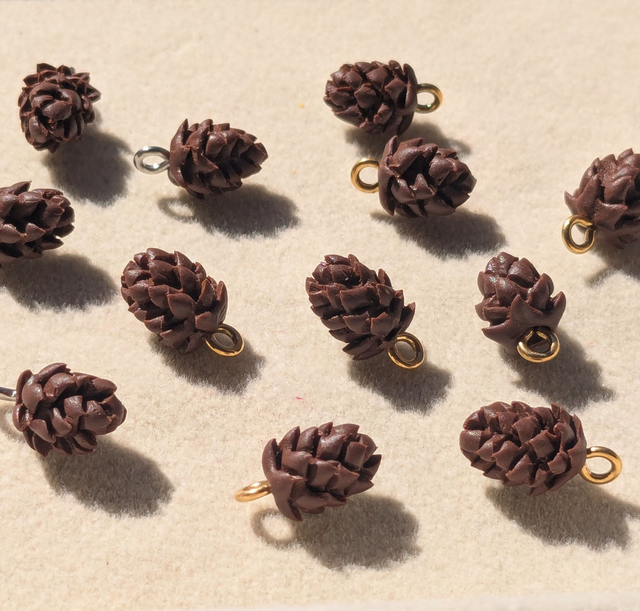 Charm pomme de pin