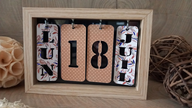 Calendrier perpétuel "fleur marron"