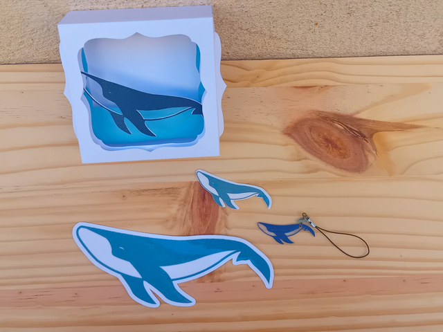 Pack Anniversaire La Baleine – Veilleuse, sticker, marque-page & bijou de téléphone (édition limitée)