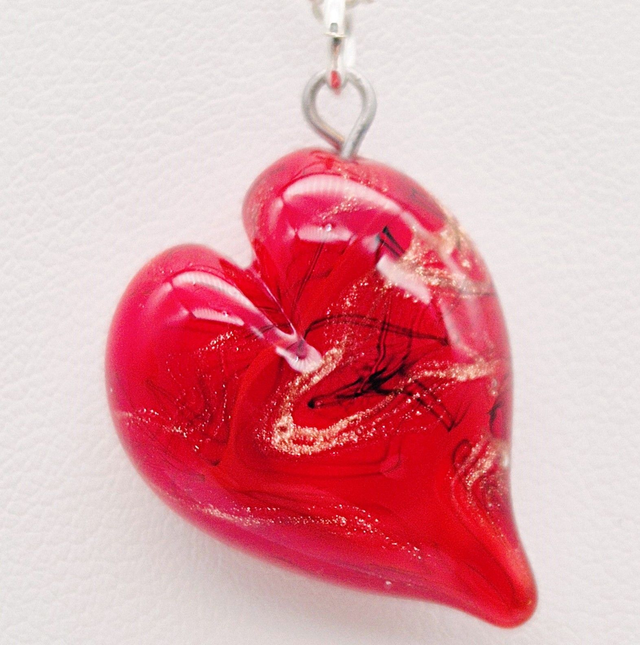 Pendentif Cœur rouge avec fil noir et aventurine dorée 3