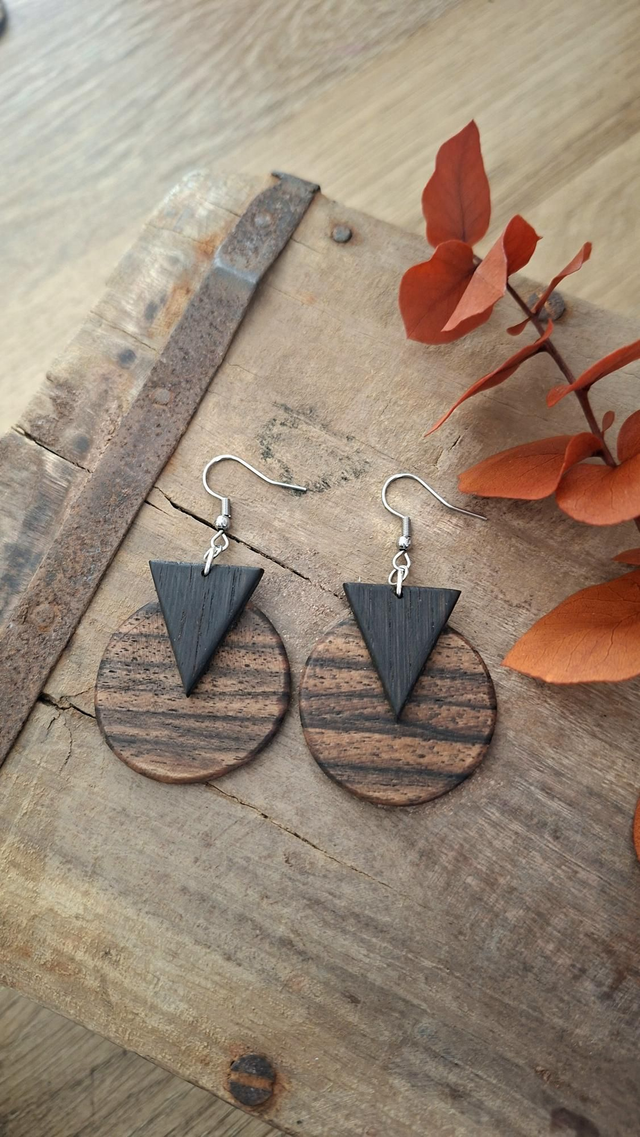 Kraftvolle Holzohrringe mit schöner Maserung