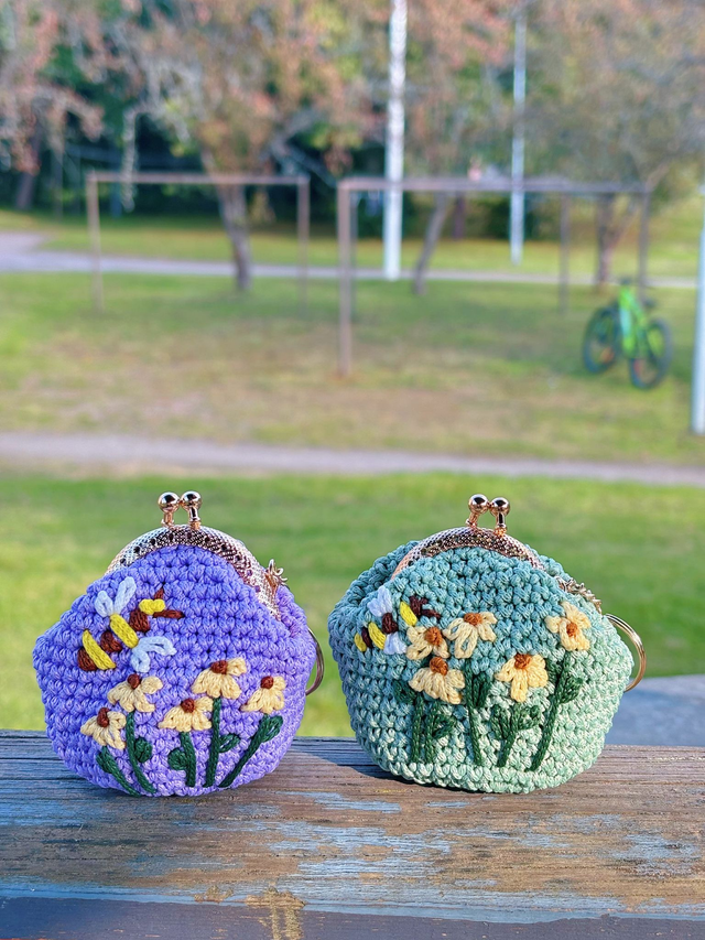 Bee & Flower Pattern Crochet Coin Purse