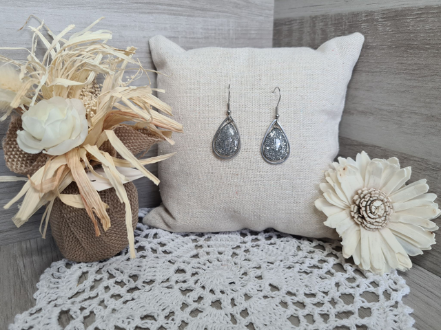 Boucles d&#039;oreilles ovales argentées en résine uv fait main Légères Et Hypoallergénique