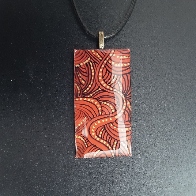 Pendentif rectangle collection petit point-courbe et entrelacs noirs sur fond rouge