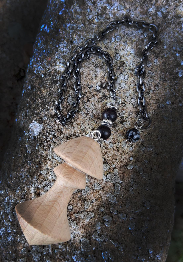 Pendule en bois et pierre, Hêtre et Obsidienne