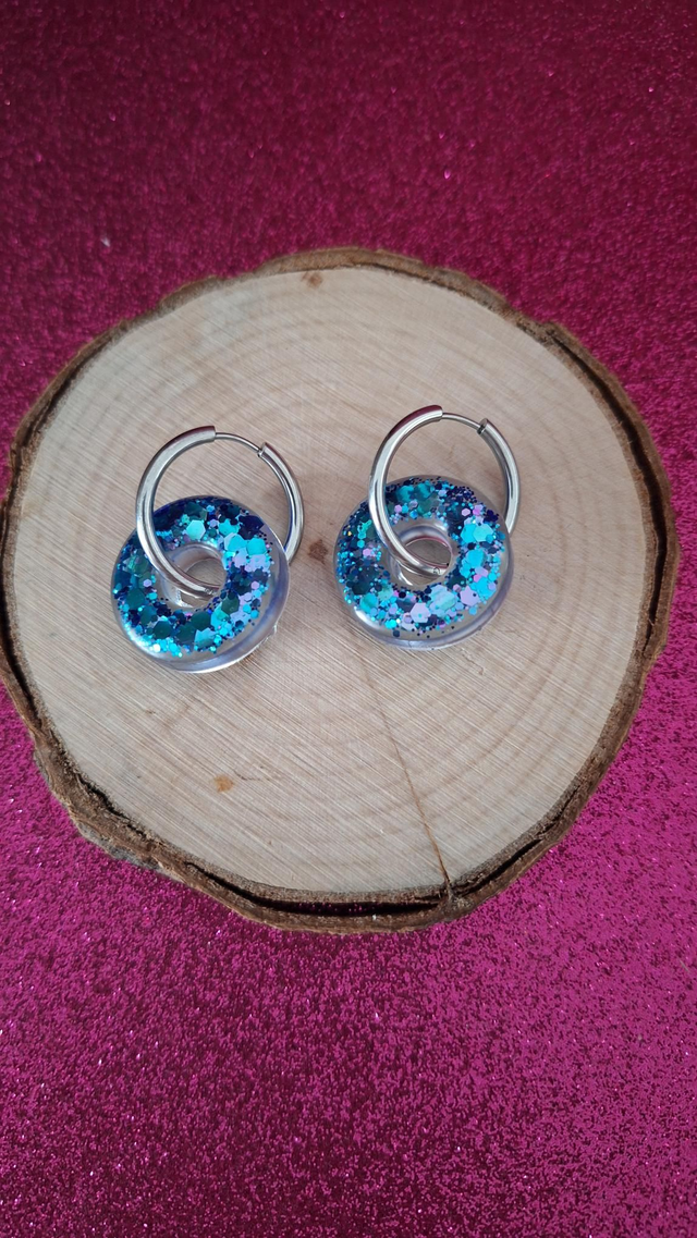 Créoles argentées donuts paillettes bleues 