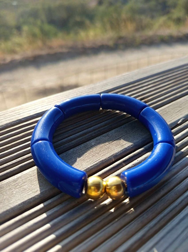 Bracelet perles tubes incurvées acryliques unies Khazaana Bleu nuit