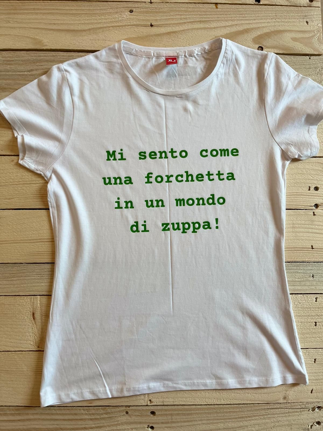 T-shirt " Mi sento come una forchetta in un mondo di zuppa"