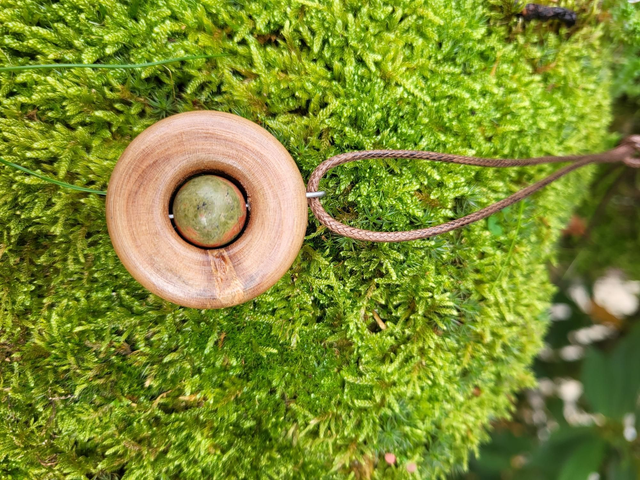 Pendentif bois cerisier pierre Agathe mousse