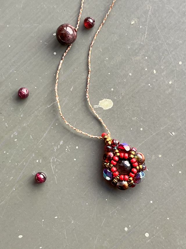 Collier pendentif fleur en tissage de perles grenat et rouge foncé
