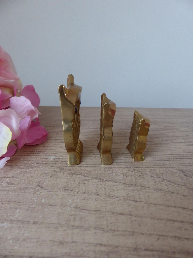 Lot de Trois Figurines Miniatures Hiboux en Laiton Doré avec Yeux Bleus – Symboles de Sagesse – Décoration Vintage ou Cadeau Collectionneur