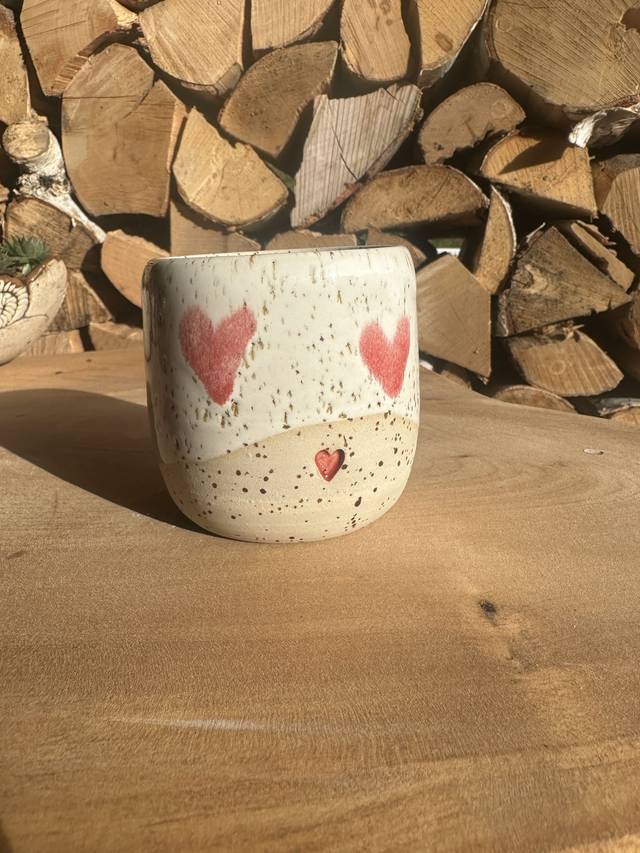 Keramikbecher mit Herzen – handgemacht & liebevoll