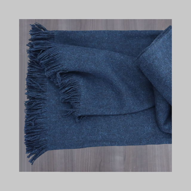 DUFY plaid in 100% lana shetland con frange su due lati CM.145X180 col. blu