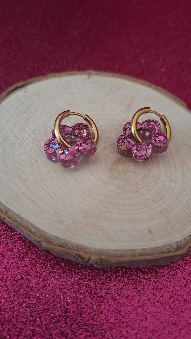 Créoles petites fleurs paillettes roses et feuilles d&#039;or 