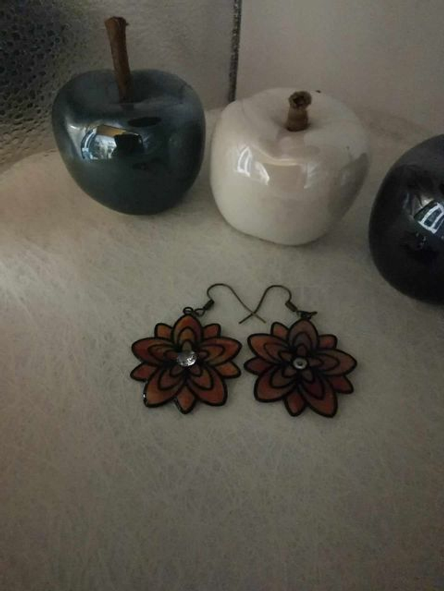 Boucles d'oreilles Fleur en Métal Noir avec Zircon