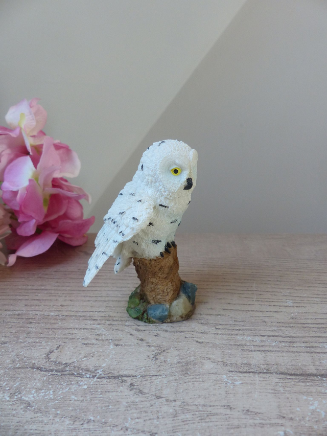 Sculpture Miniature Chouette des Neiges en Résine – Figurine Décorative Blanche Harfang - Statuette Chouette Blanche de Collection en Résine