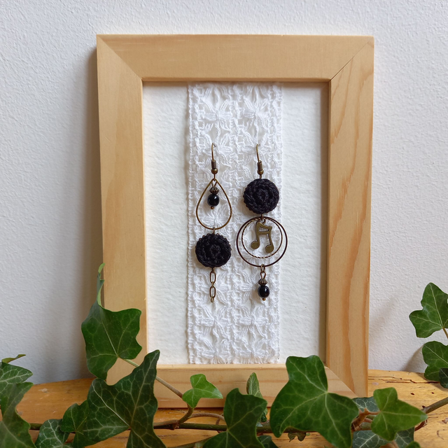 Boucles d&#039;oreille asymétriques Des gouttes de bonheur - Noires