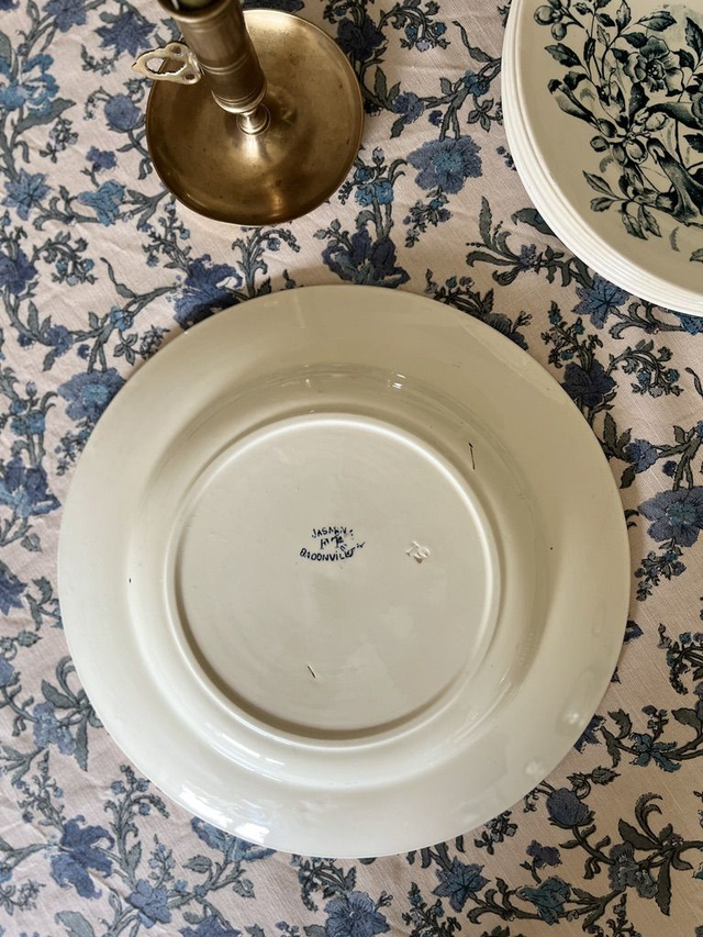 JASMIN - Plat rond  signé Badonviller - Terre de Fer