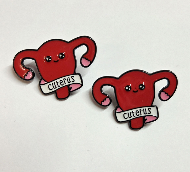 "Cuterus" Emaille Anstecker 