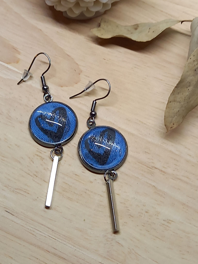 Boucles d&#039;oreilles Composition cabochon tissu bleu et coeur noir - breloque tige argentée