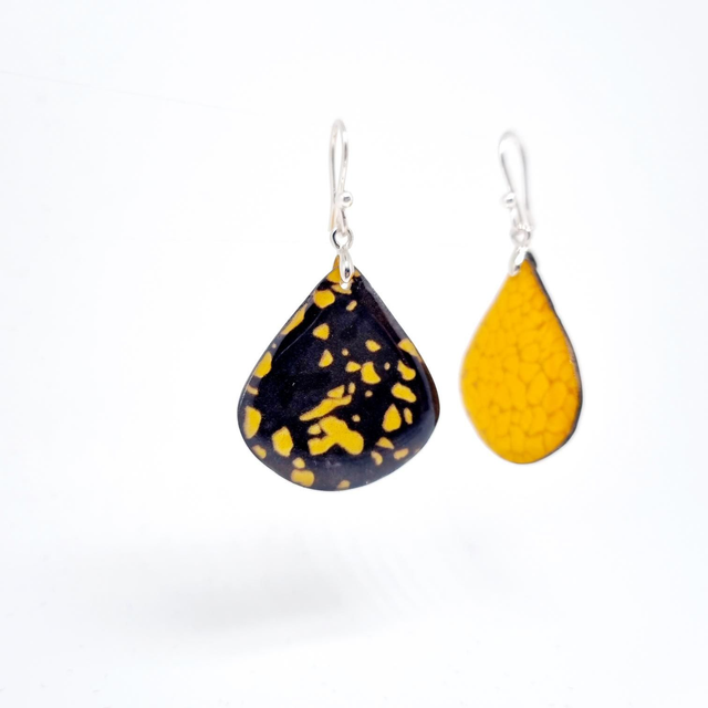 Boucles d&#039;oreilles jaune et noir gouttes 