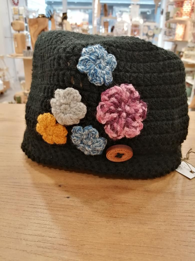 Chapeau noir avec fleurs