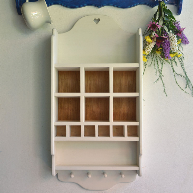 Venkovská dřevěná police